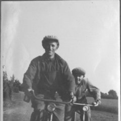 Hans og Niels på cykel  -.  -, -,  -, -   