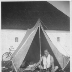 Niels siddende i telt  Cykelferie med telt..  -, -,  -, -   