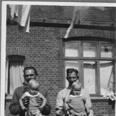 To mænd holder et par tvillinger på stakit  Niels var arbejdsløs i slutningen af 1930erne. Han passede børn for en kammerat som havde fået tvillinger.  -, -,  -, -   
