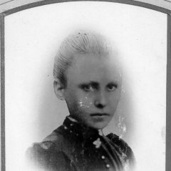 Anna Knudsen  Søster til Nielsigne Marie Knudsen.  -, -,  -, -   